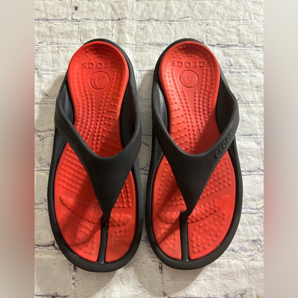 CROCS SWIFTWATER WAVE DARK GREY & RED ORANGE ICONIC TOE POST DESIGN MEN’S 11 - Picture 2 of 9
